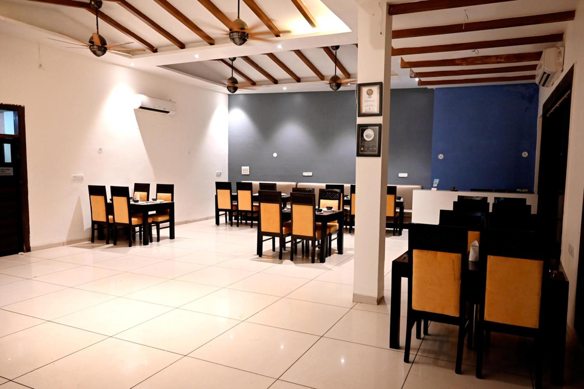 Hotel Badrika Inn Rewa Buitenkant foto